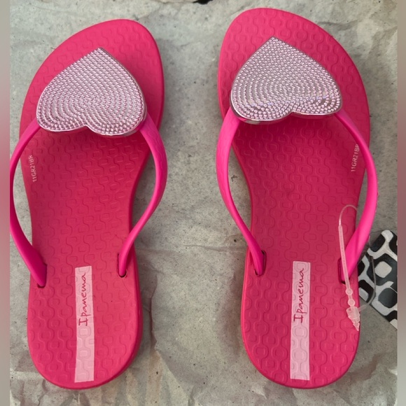 Pink Ipanema Flip Flops with Rhinestone Heart - Picture 1 of 2
